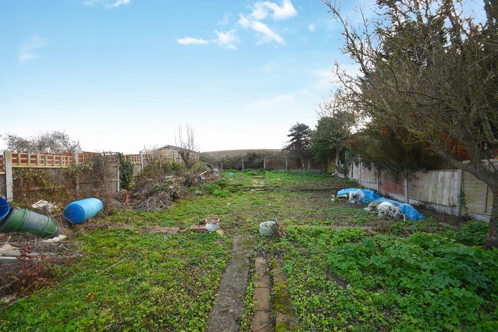 Lot: 25 - DETACHED BUNGALOW FOR REFURBISHMENT AND REPAIR - Garden to rear